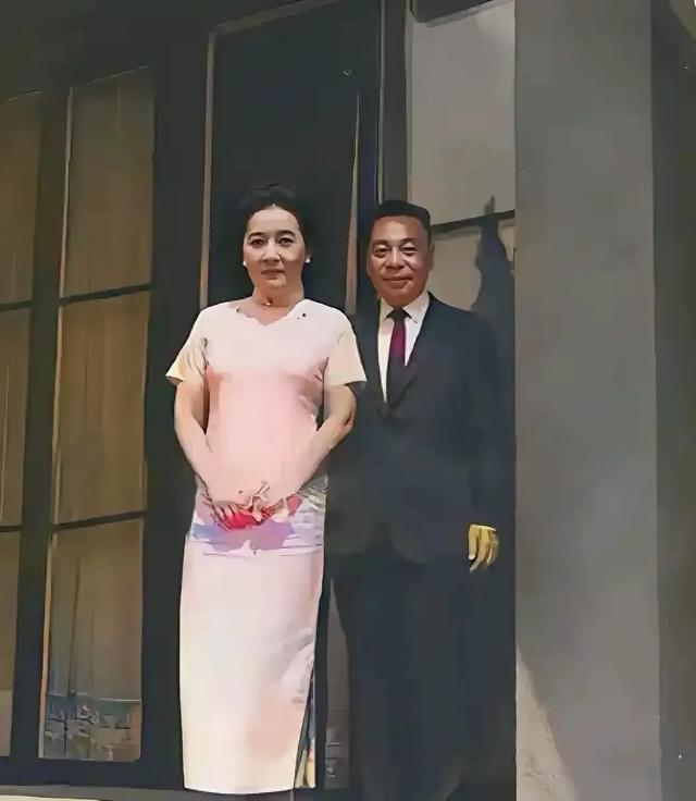 开云体育官方入口-这才是宋美龄和继子蒋经国的一张真实合影，都是真人的容貌
